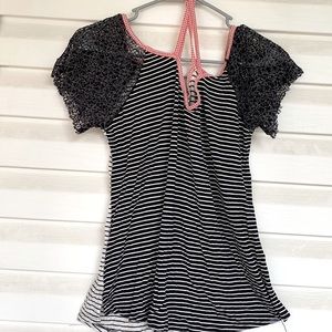 Striped T-shirt laced shoulders